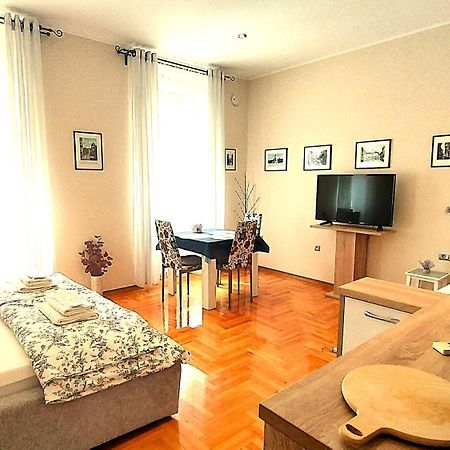 Lavender - City Room With Free Parking プーラ エクステリア 写真
