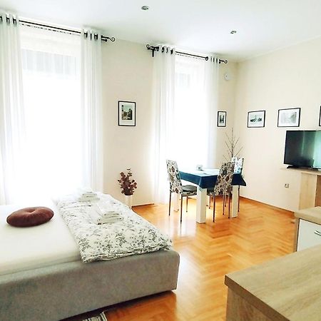 Lavender - City Room With Free Parking プーラ エクステリア 写真